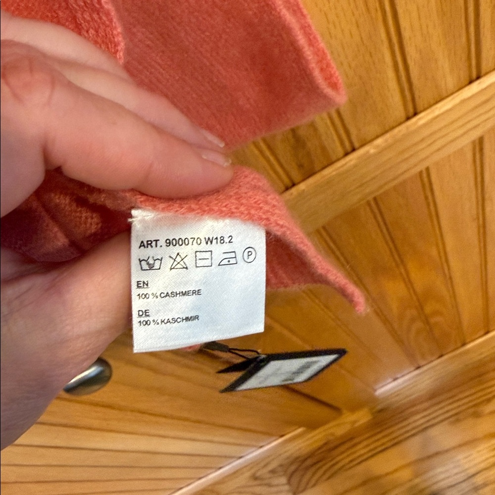 Repeat Cashmere Blush NWT scarf - Picture 4 of 4